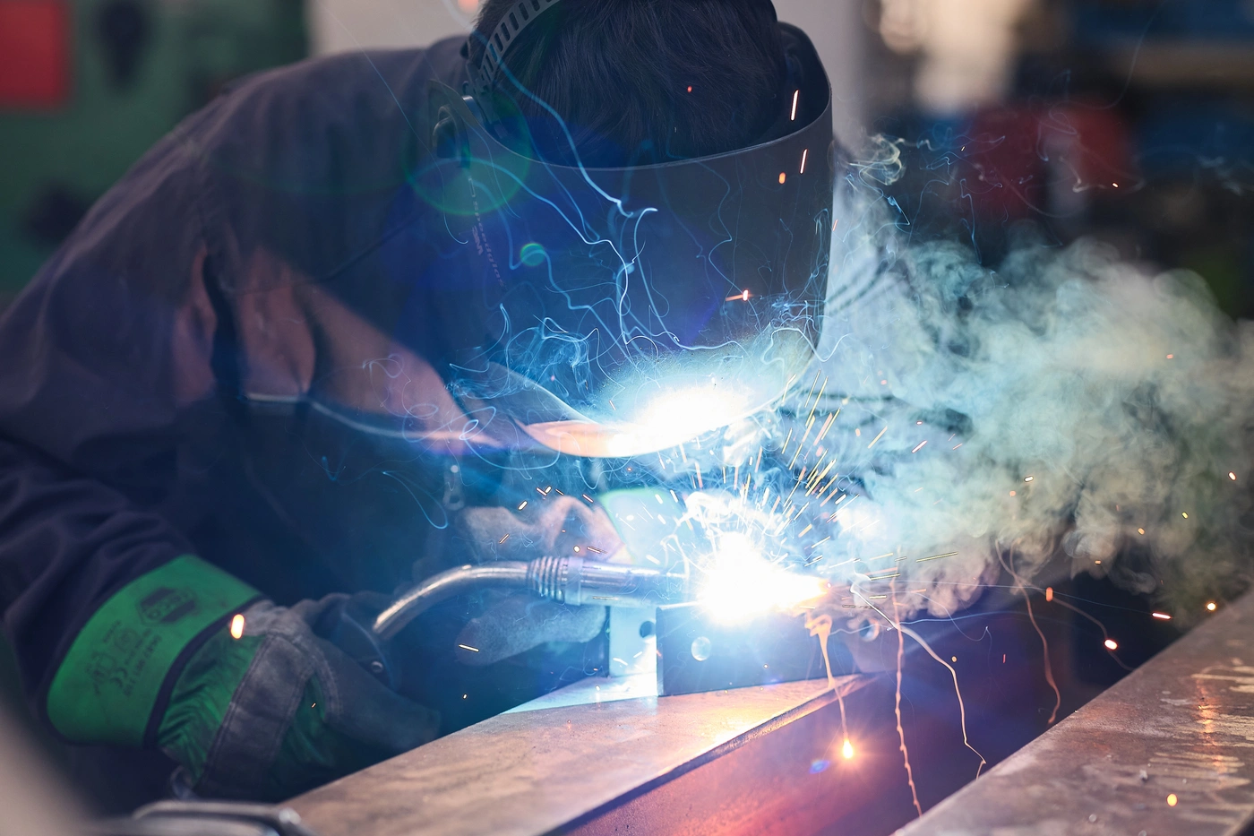 Schweißer von metallbau Heimsch mit Schweißhelm an einem Stahlträger