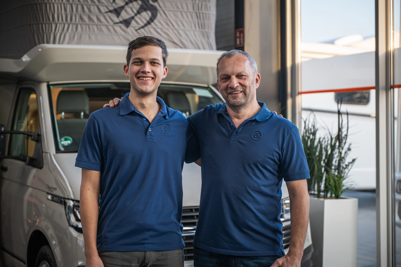 Zwei Mitarbeiter von Caravan Daalmann vor einem Reisemobil