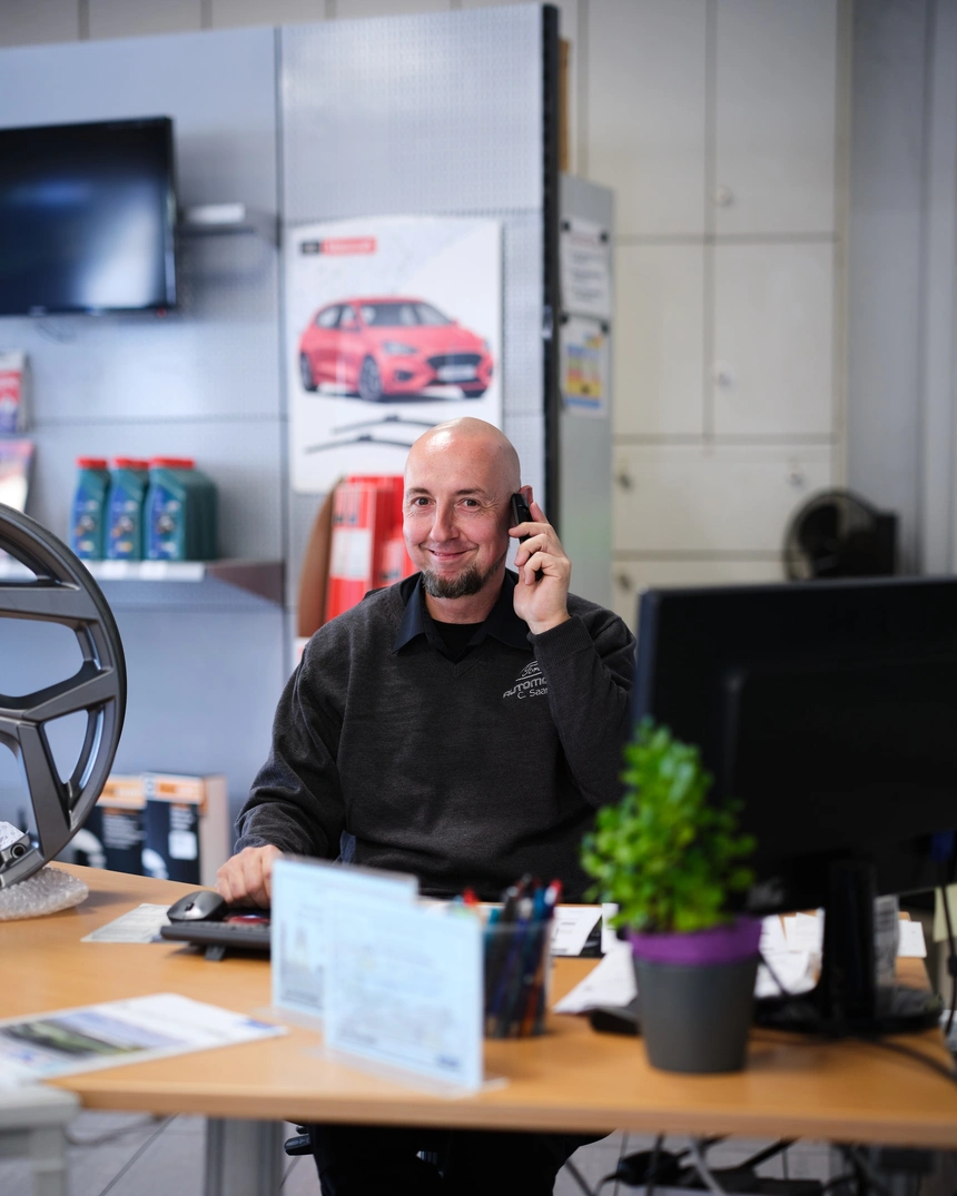 Serviceberater telefoniert am Schreibtisch