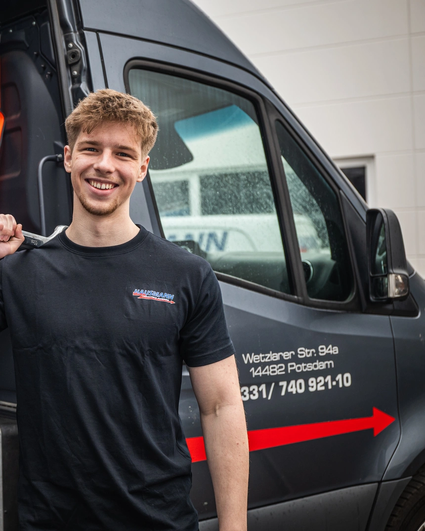Servicetechniker mit Werkzeug am Einsatzfahrzeug