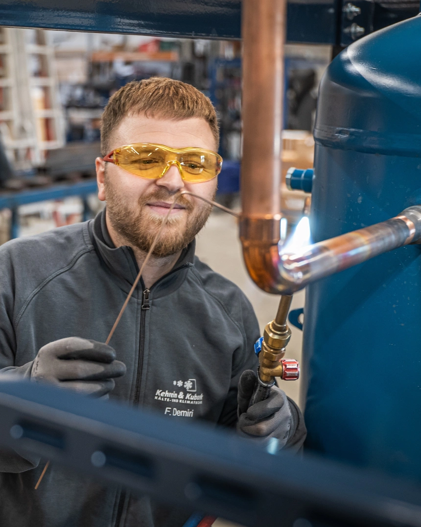 Monteur an Rohrleitungen und Speichern in der Werkstatt