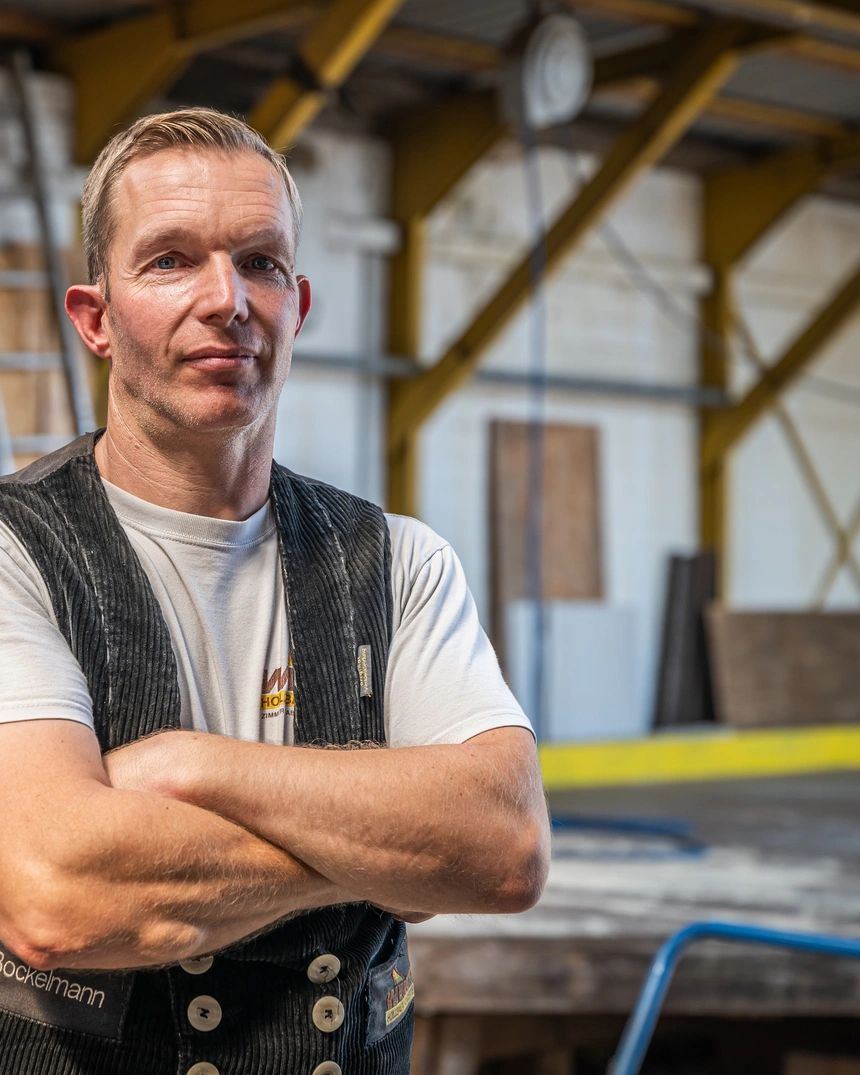 Zimmerer in Arbeitskleidung in der Halle