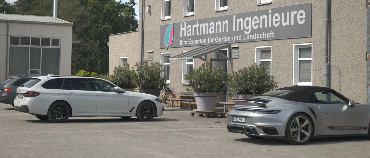 Firmengebäude von Hartmann Ingenieure mit Schriftzug über dem Eingang