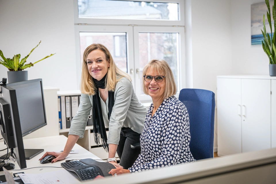 Zwei Kolleginnen am Schreibtisch im Büro eines Handwerksbetriebs