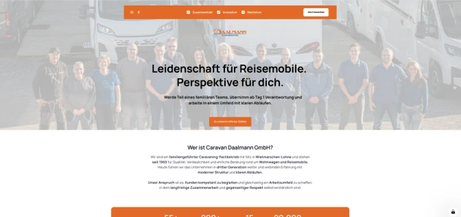 Karriereseite von Caravan Daalmann: das Team steht vor einer Reihe weißer Reisemobile, darüber eine orangefarbene Kopfleiste und die Überschrift Leidenschaft für Reisemobile, Perspektive für Dich. Darunter der Abschnitt Wer ist Caravan Daalmann mit dem Hinweis auf den Familienbetrieb seit 1969.