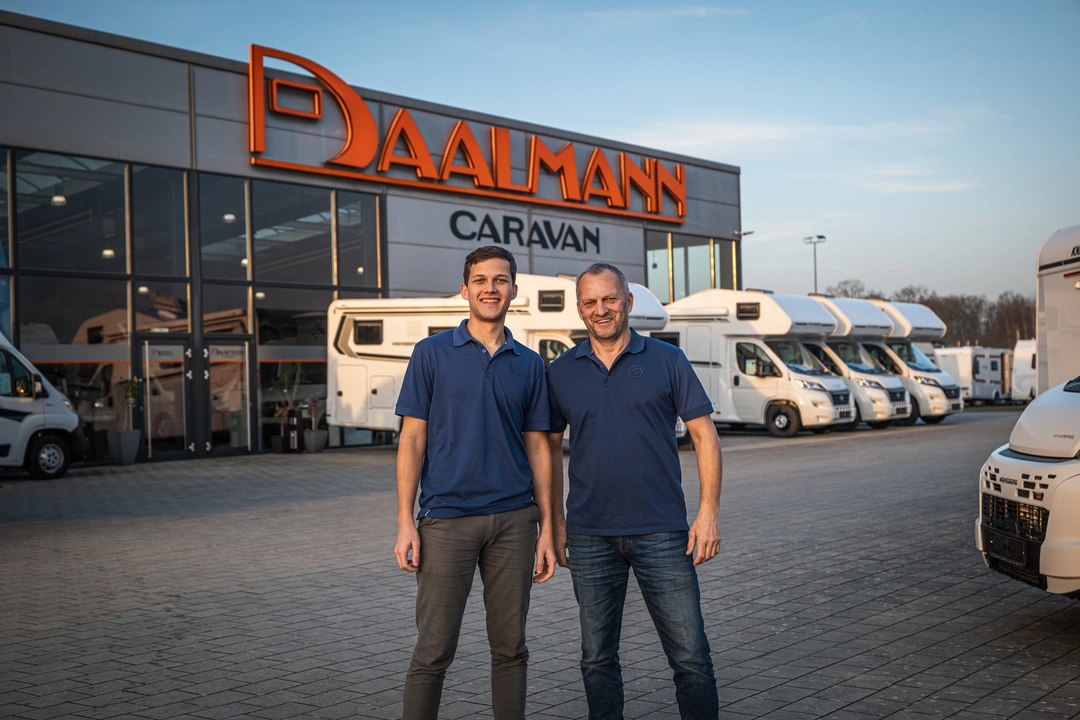 Zwei Mitarbeiter vor dem Gebäude von Caravan Daalmann