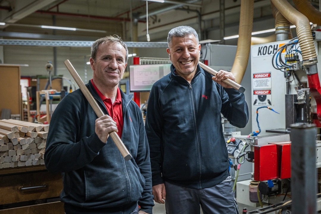 Zwei Mitarbeiter von MultiProfil in der Fertigung