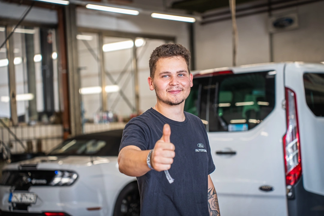 Mitarbeiter von Autohaus MOSIG vor einem Fahrzeug