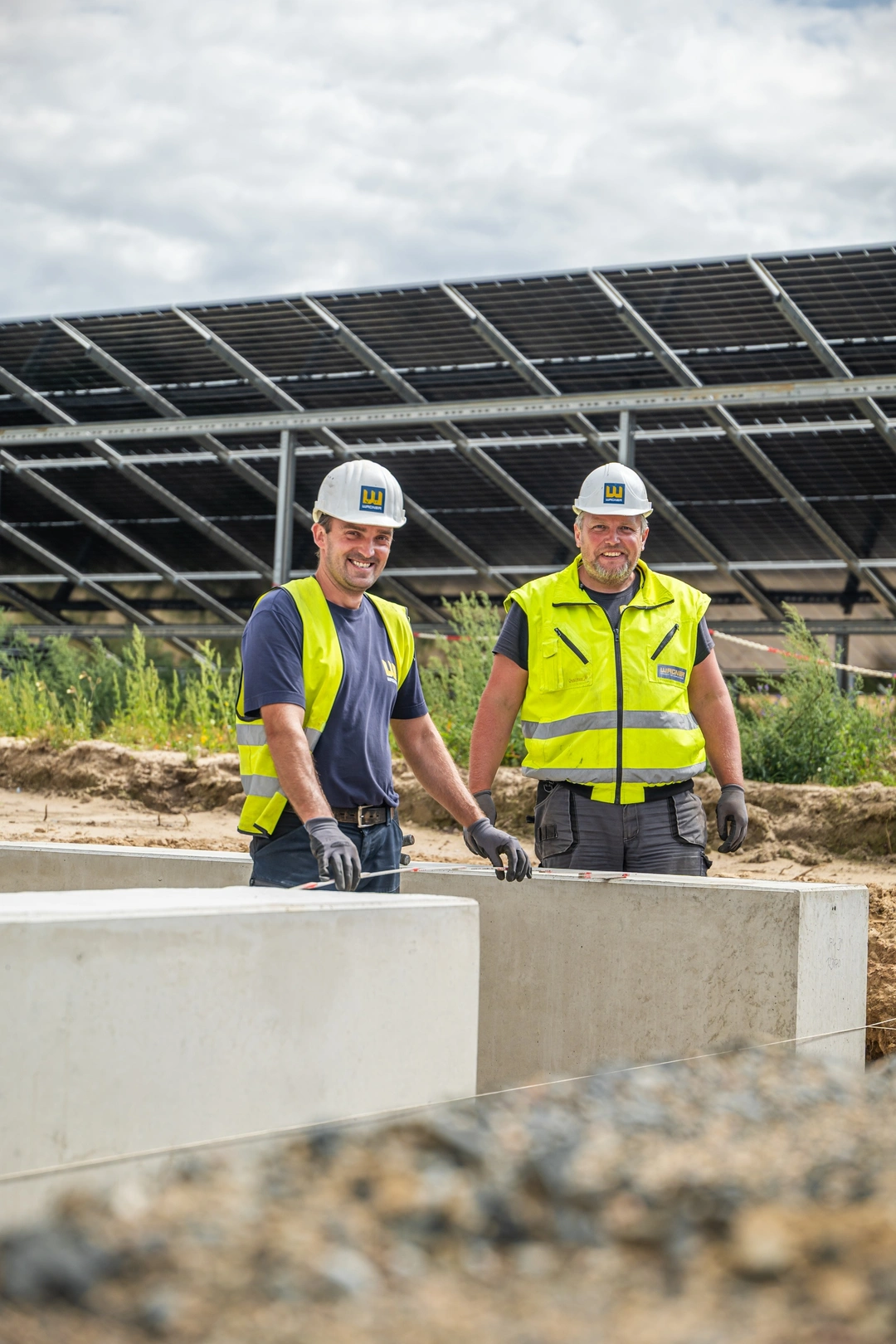 Zwei Mitarbeiter von WAGNER Tiefbau auf der Baustelle