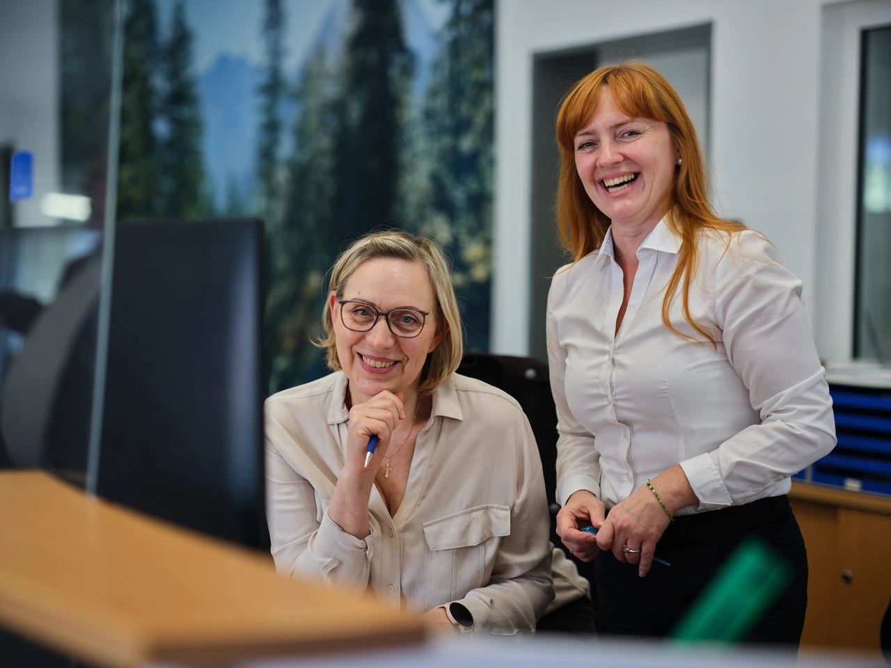 Zwei Kolleginnen im Büro