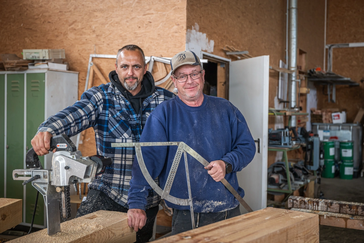 Zwei Tischler in der Werkstatt