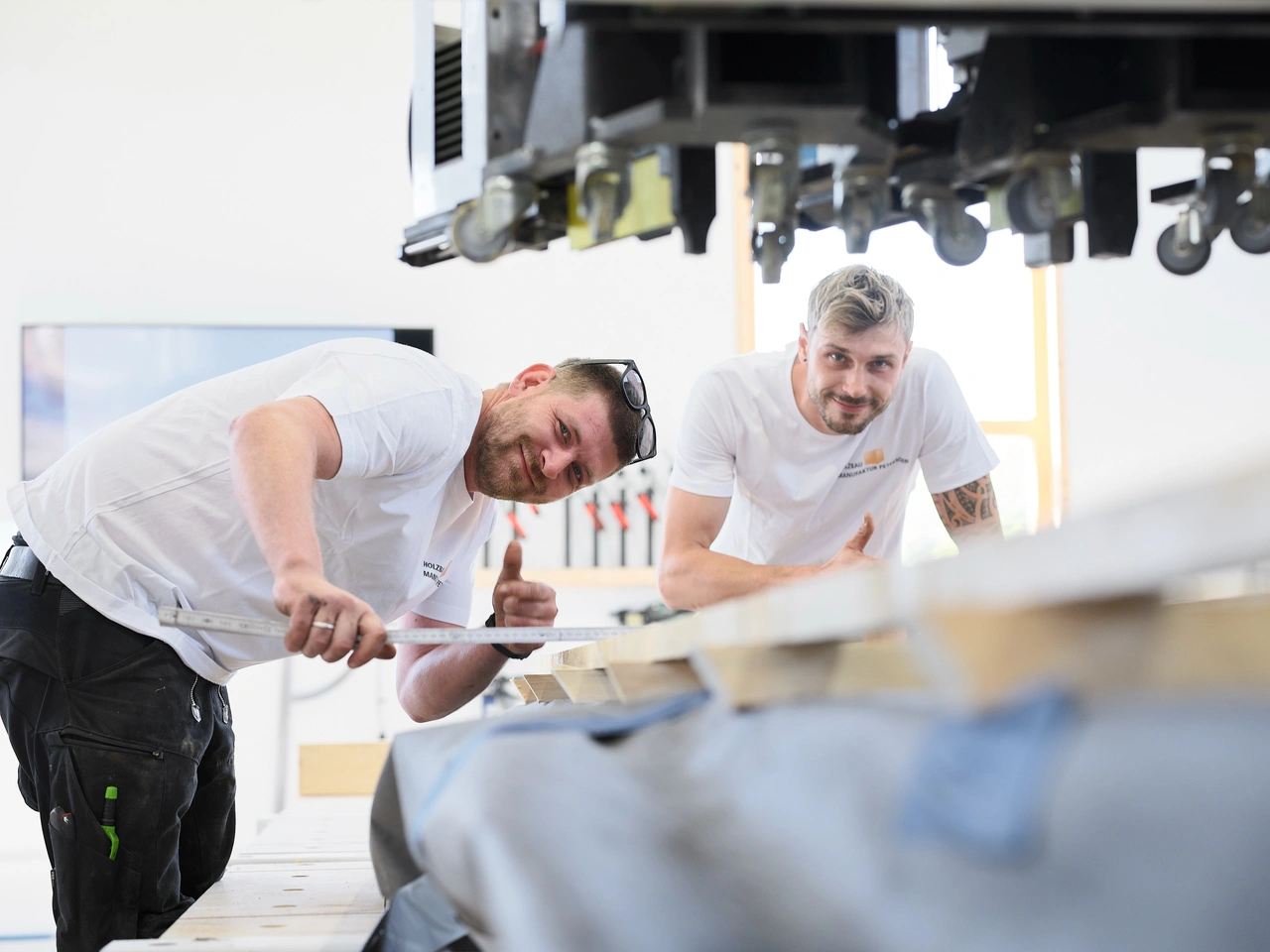 Zwei Kollegen arbeiten gemeinsam an einem Werkstück