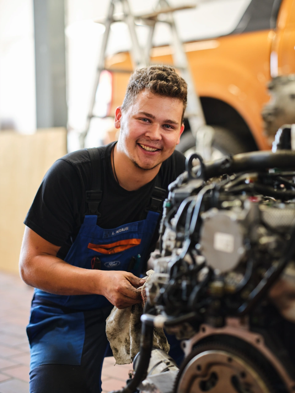 Ein junger Mechaniker arbeitet an einem Motor