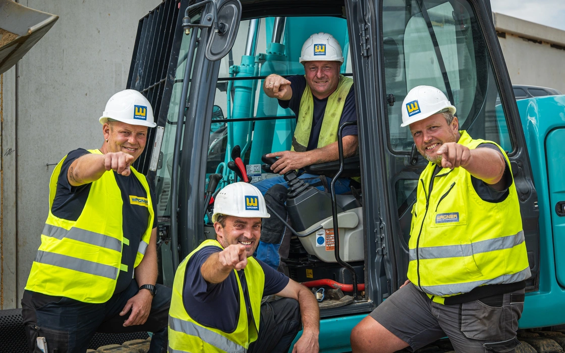 Team von WAGNER Tiefbau am Bagger