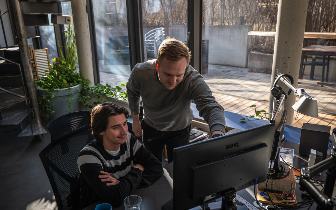 Zwei Kollegen am Bildschirm im Büro