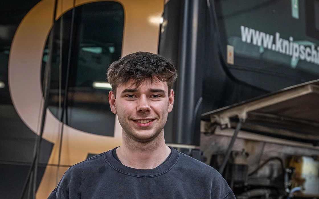 Junger Mechaniker mit Schraubenschlüssel