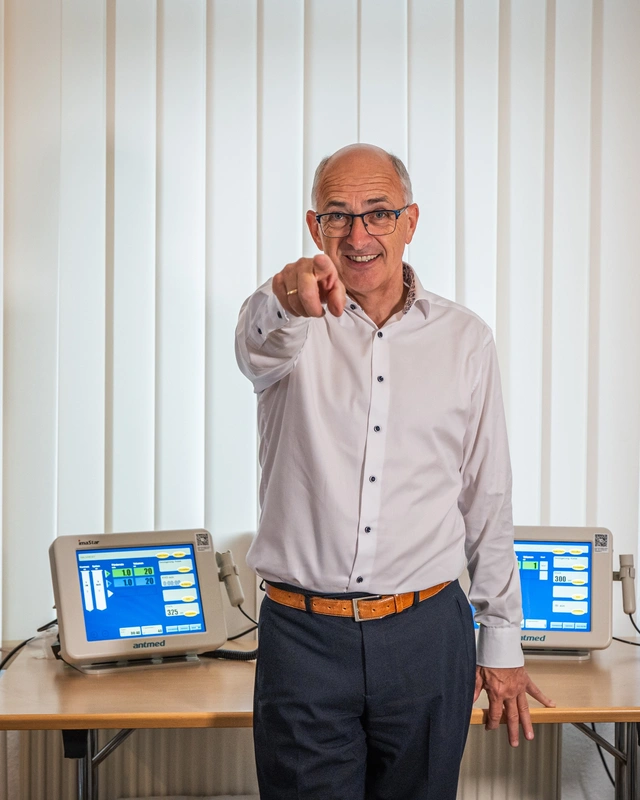 Techniker vor Prüfgeräten