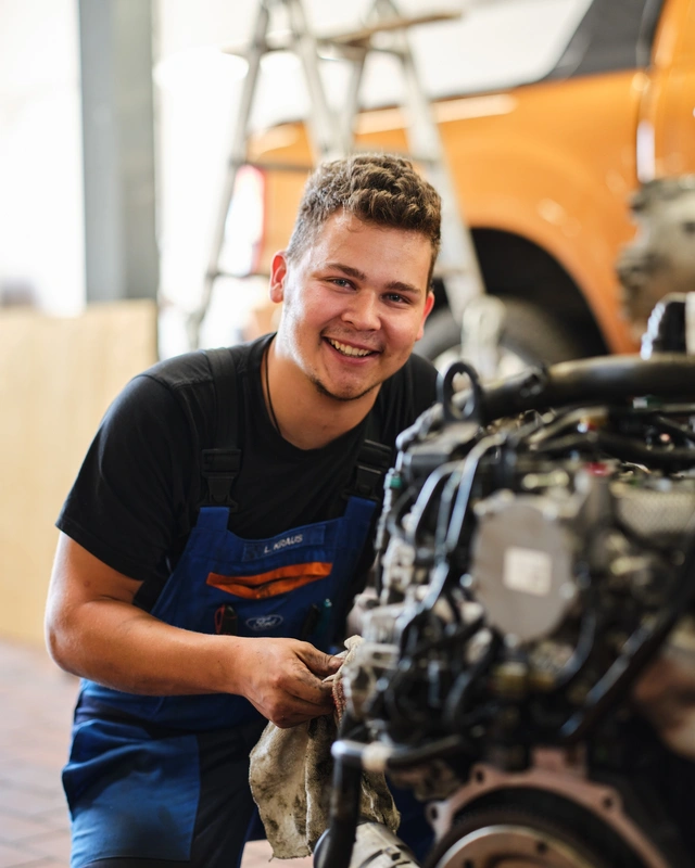 Junger Mechaniker am Motor