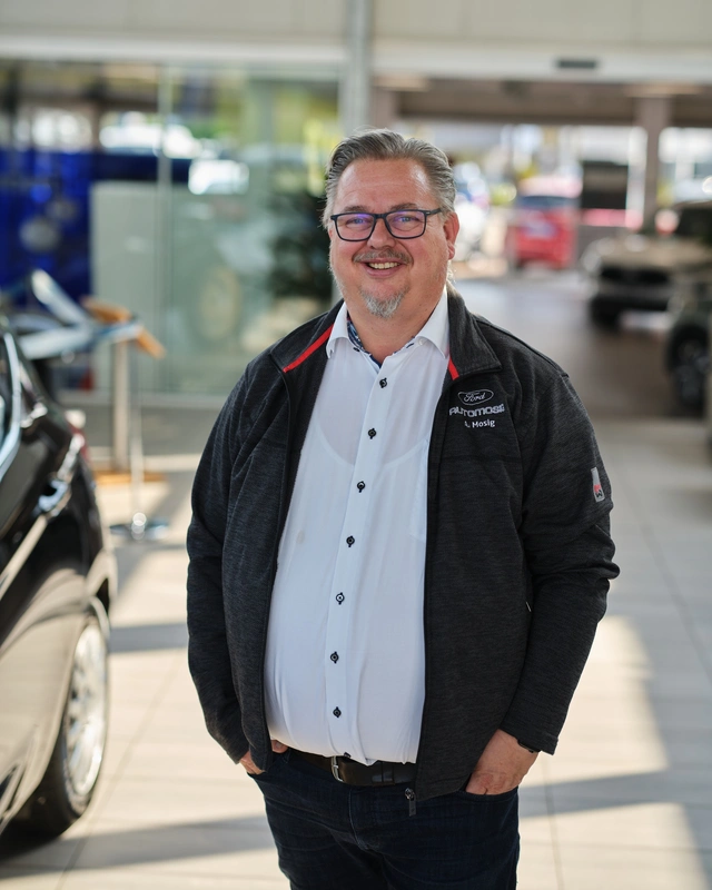Verkäufer im Anzug im Showroom