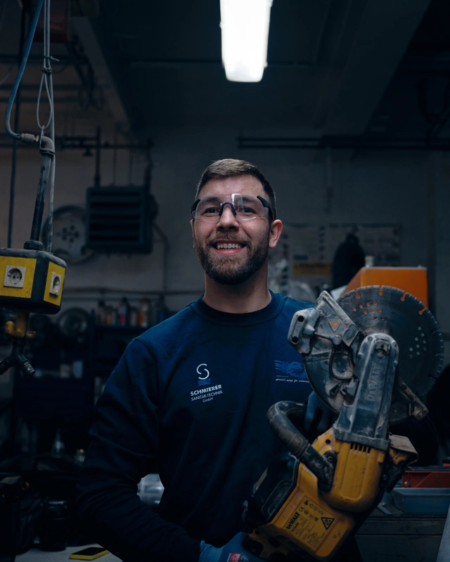 Handwerker bei der Arbeit in der Werkstatt