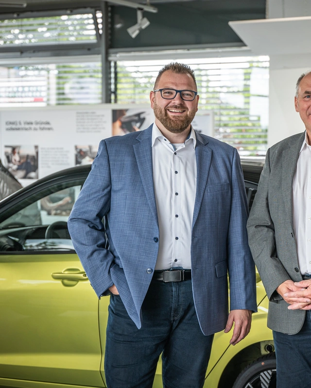 Drei Kollegen aus dem Verkauf im Autohaus