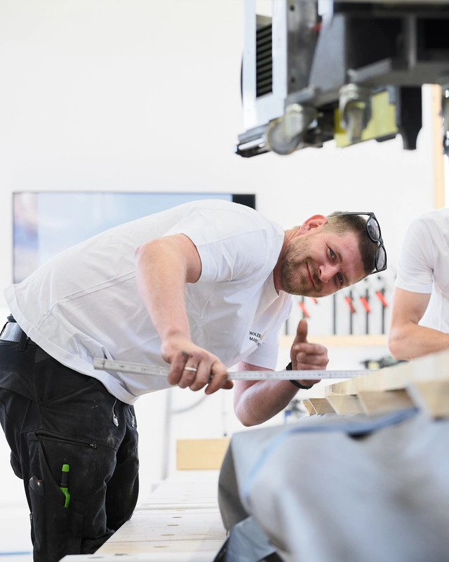 Zwei Handwerker bei der Arbeit in der Werkstatt