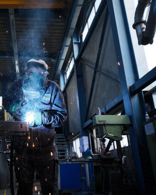 Schweißer bei der Arbeit in der Halle