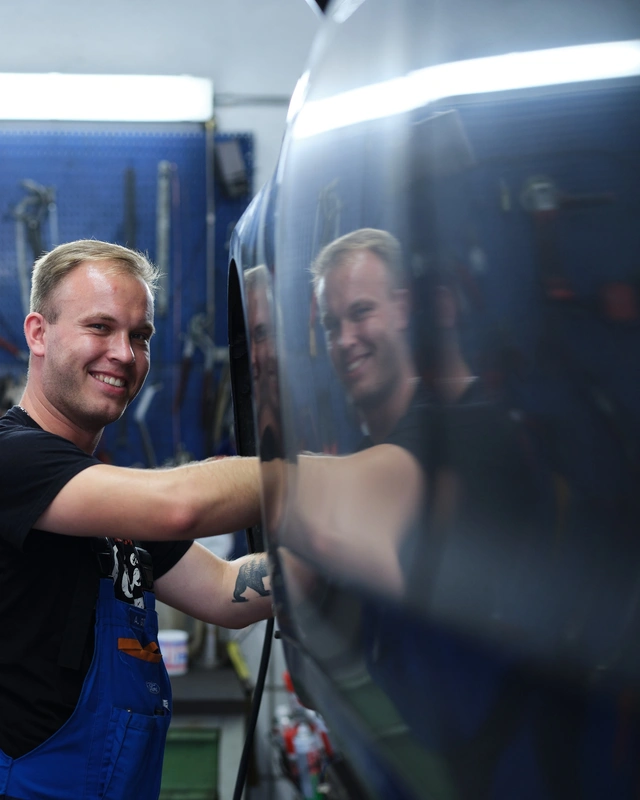 Mechaniker an der Werkzeugwand