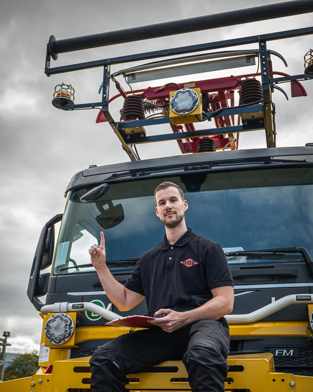 Servicetechniker von B.O.E. TECHNIK auf einem Arbeitsfahrzeug