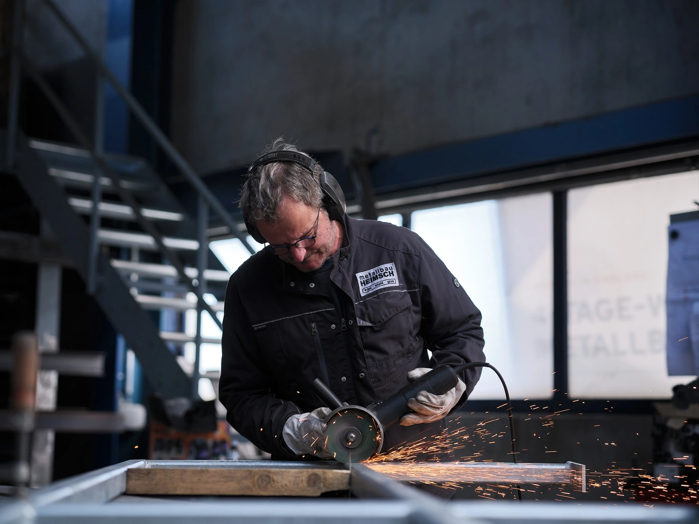 Fachkraft bei der Metallbearbeitung in der Fertigungshalle