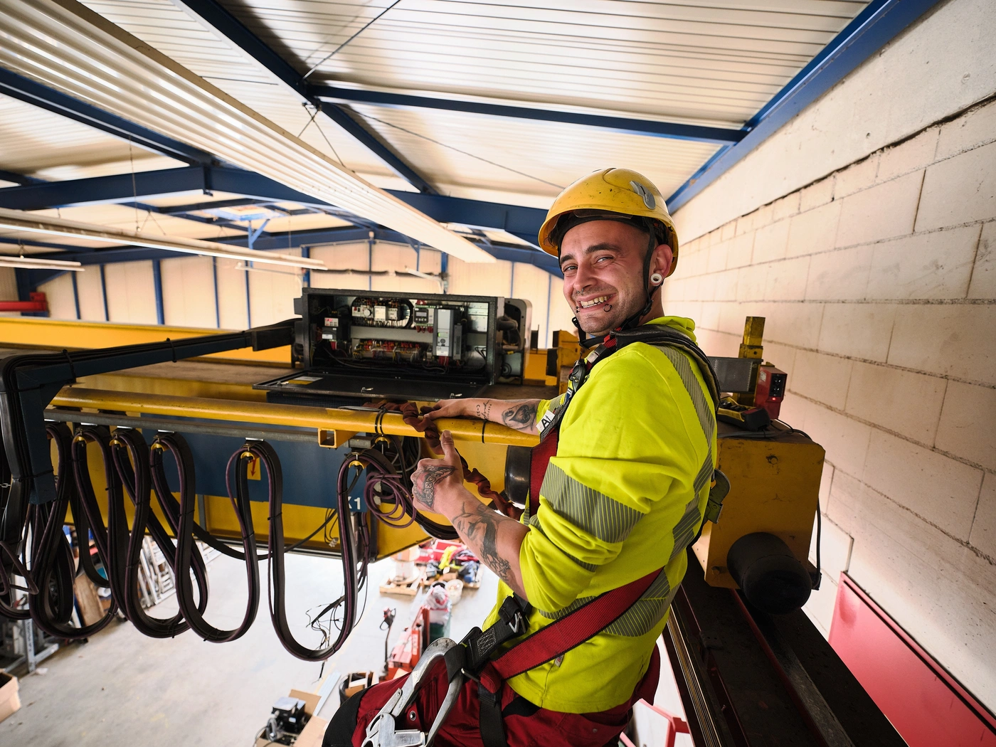 Servicetechniker mit Helm an einer Krananlage