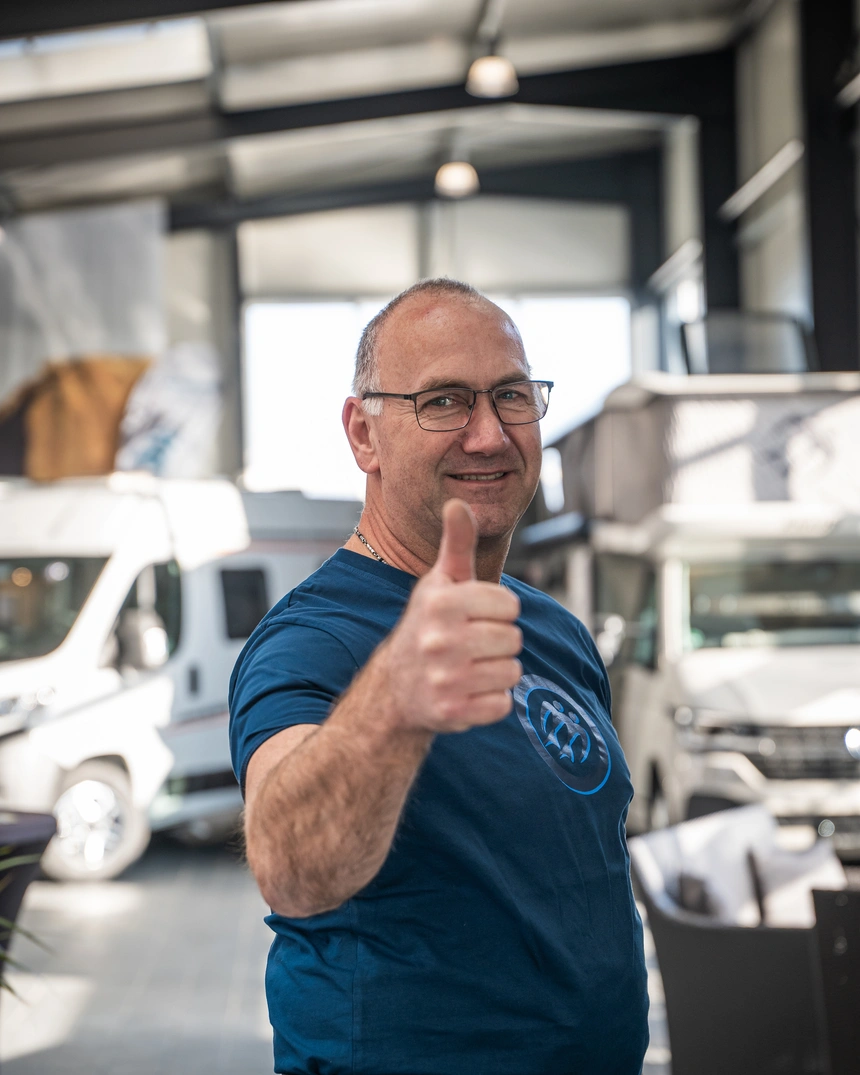 Mitarbeiter von Caravan Daalmann zwischen den Reisemobilen in der Halle