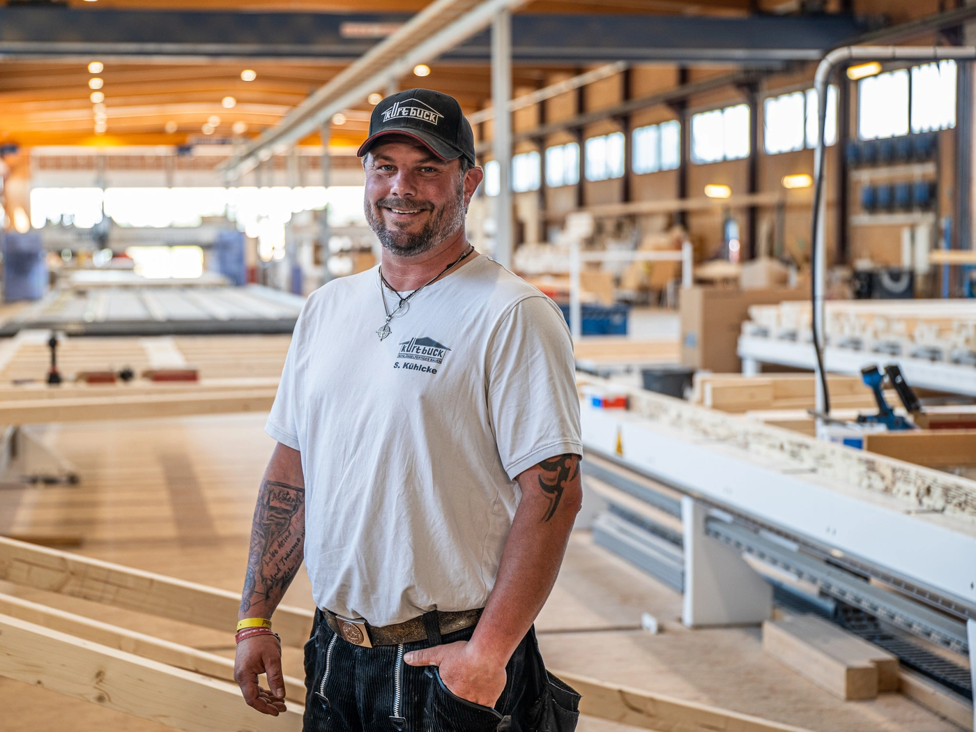Schreiner von Kurt Buck an der Maschine in der Werkstatt