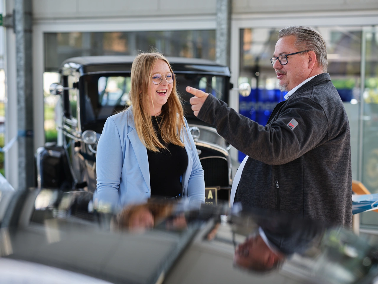 Eine Frau und ein Mann im Gespräch, beide lachen