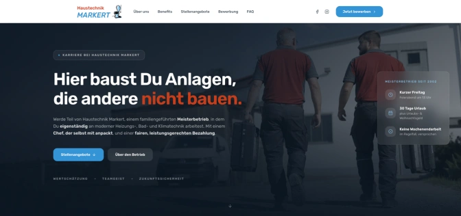 Karriereseite von Haustechnik Markert: zwei Monteure in roten Poloshirts laufen mit Werkzeugkoffern zum Firmenwagen, links die Überschrift Hier baust Du Anlagen, die andere nicht bauen, rechts ein Kasten mit kurzem Freitag, 30 Tagen Urlaub und keiner Wochenendarbeit.