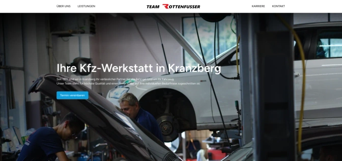 Startseite von Rottenfusser KFZ: zwei Mechaniker arbeiten am geöffneten Motorraum eines Fahrzeugs, darüber die Überschrift Ihre Kfz-Werkstatt in Kranzberg.
