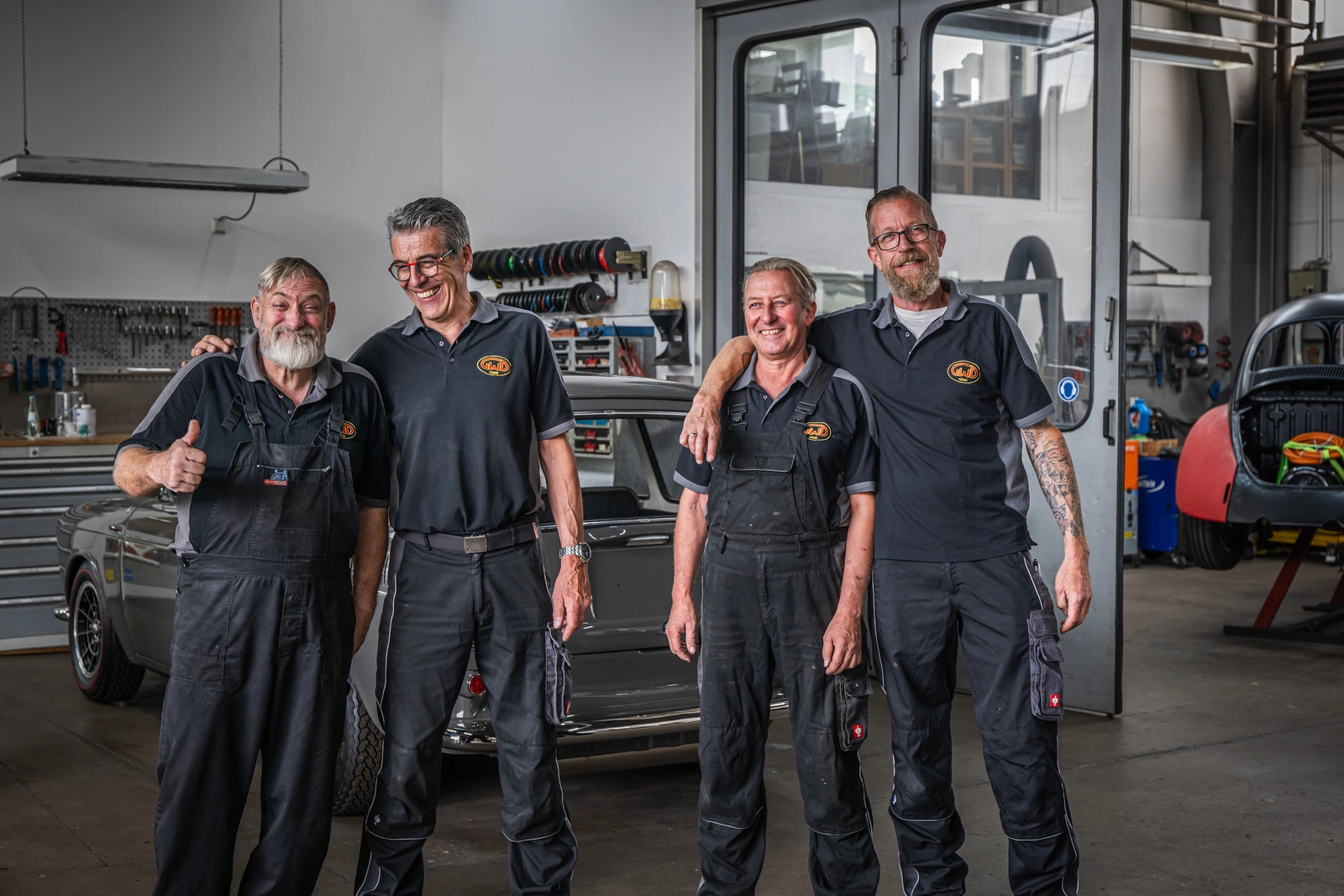 Werkstattteam in Arbeitskleidung in der Halle