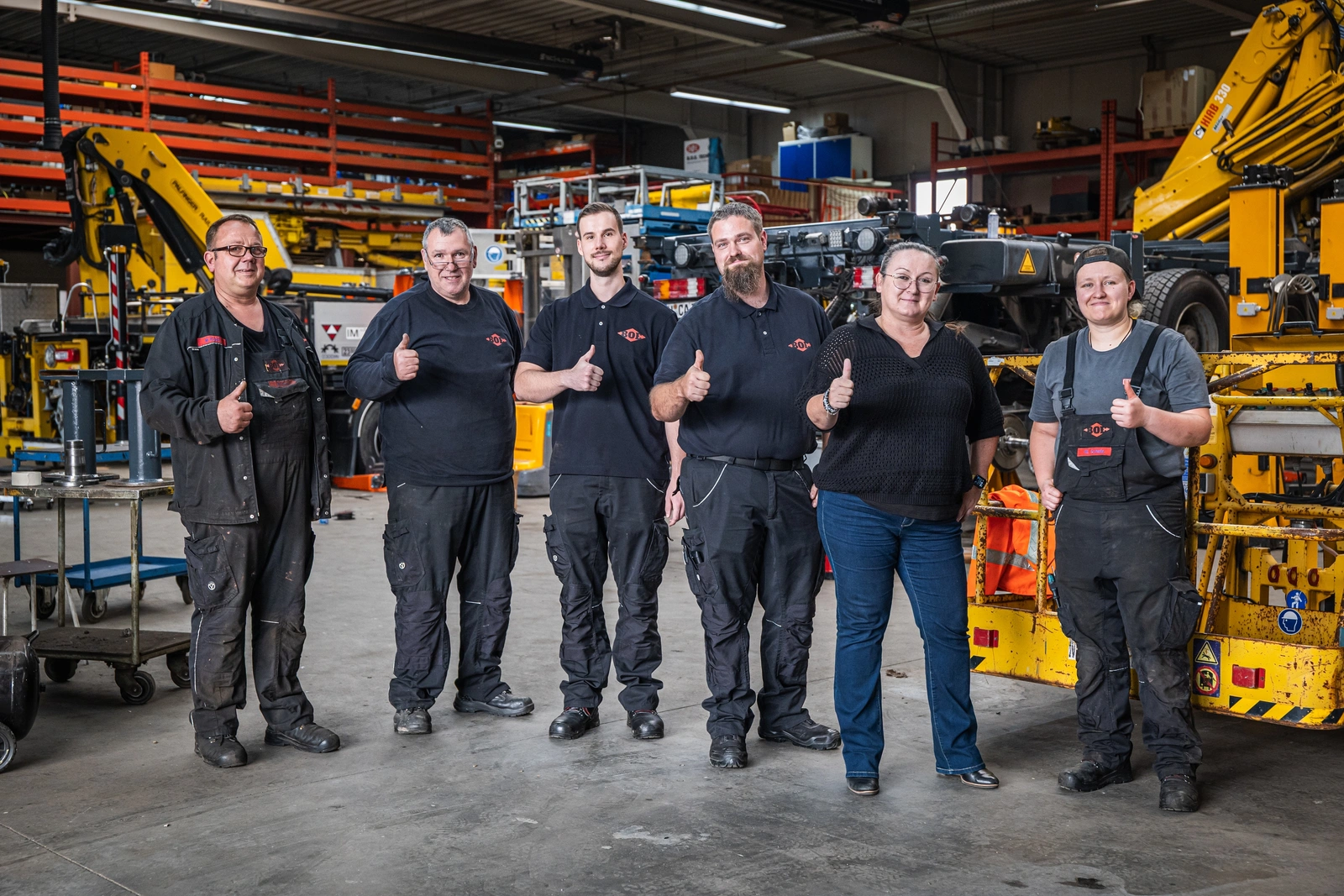 Team von B.O.E. TECHNIK in der Werkstatthalle