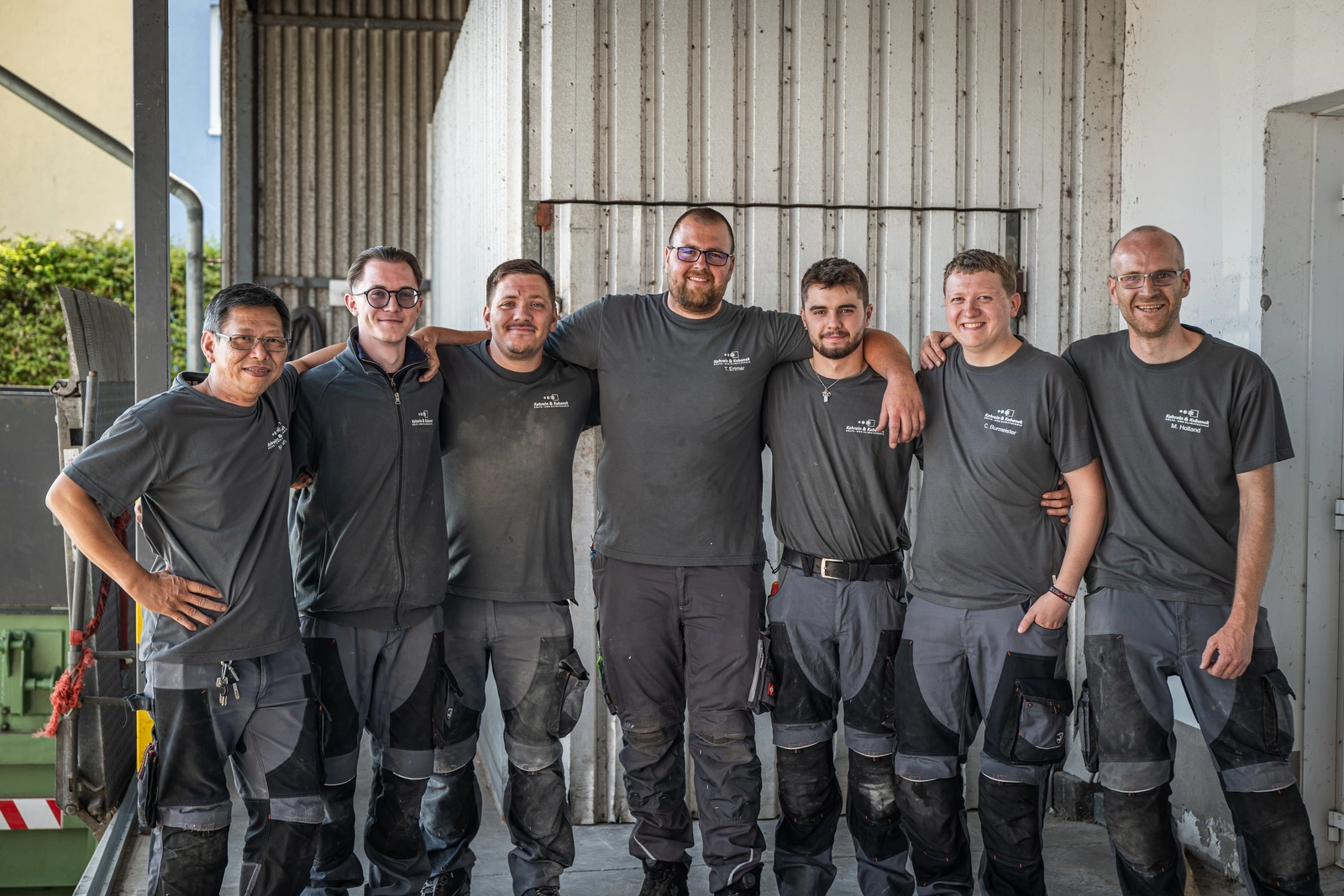 Team eines Handwerksbetriebs in der Werkstatt