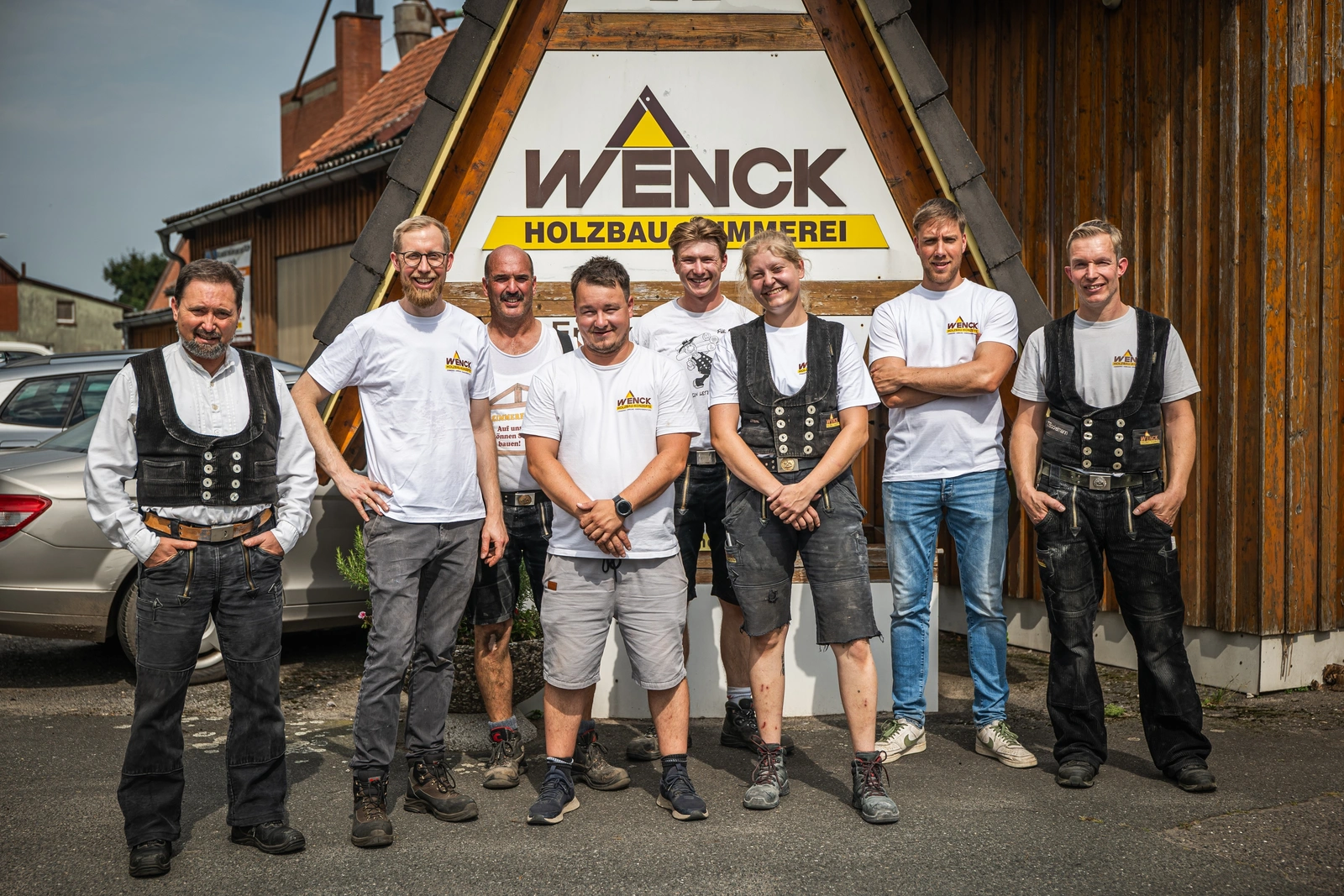 Team einer Zimmerei vor dem Betrieb