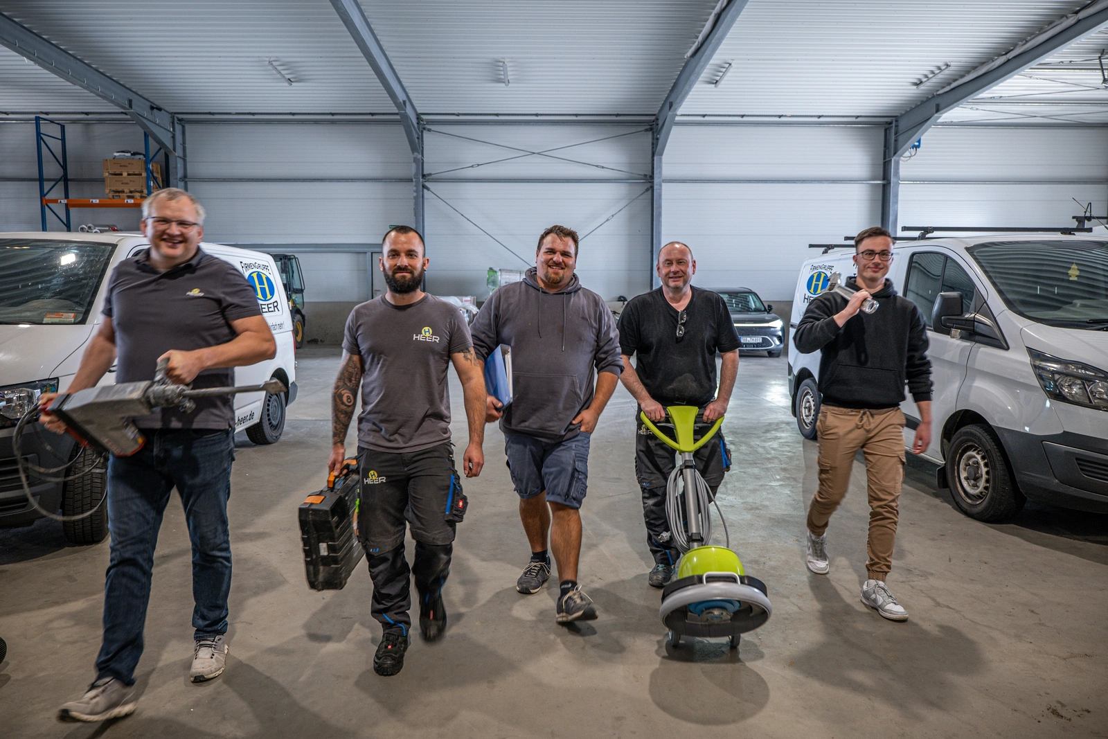 Serviceteam in der Halle zwischen den Einsatzfahrzeugen
