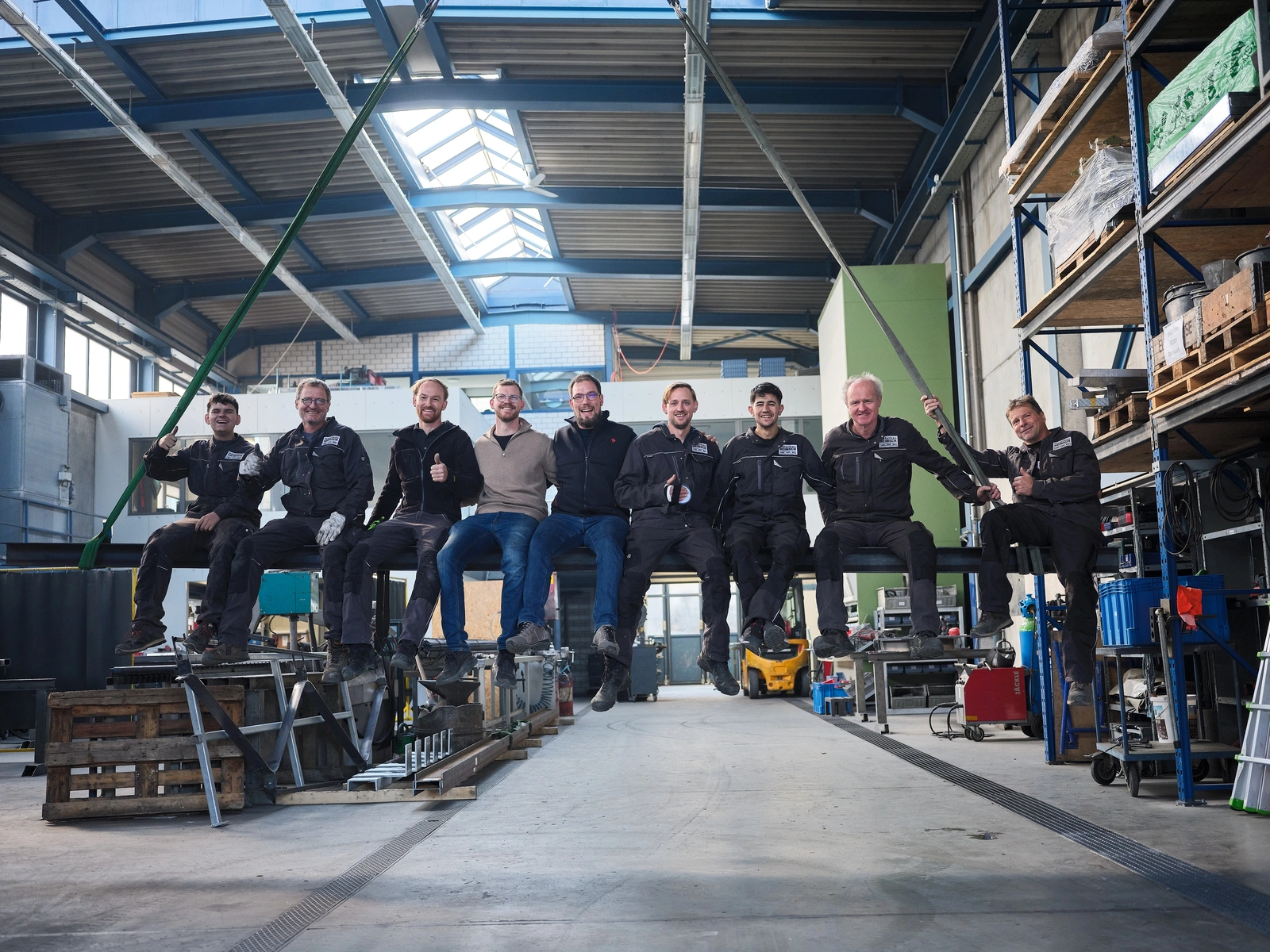 Team in der Lagerhalle