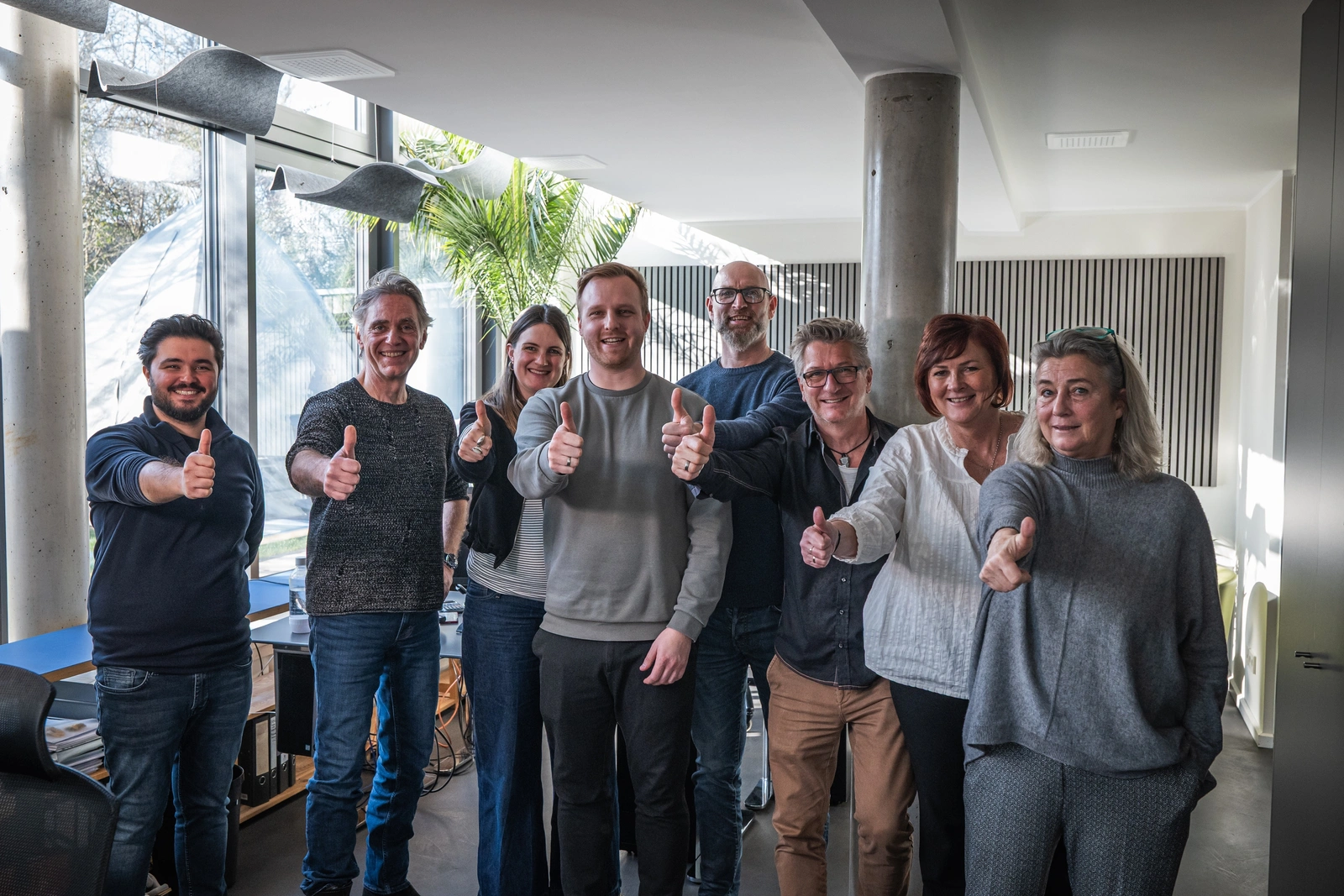 Team eines Handwerksbetriebs im Büro