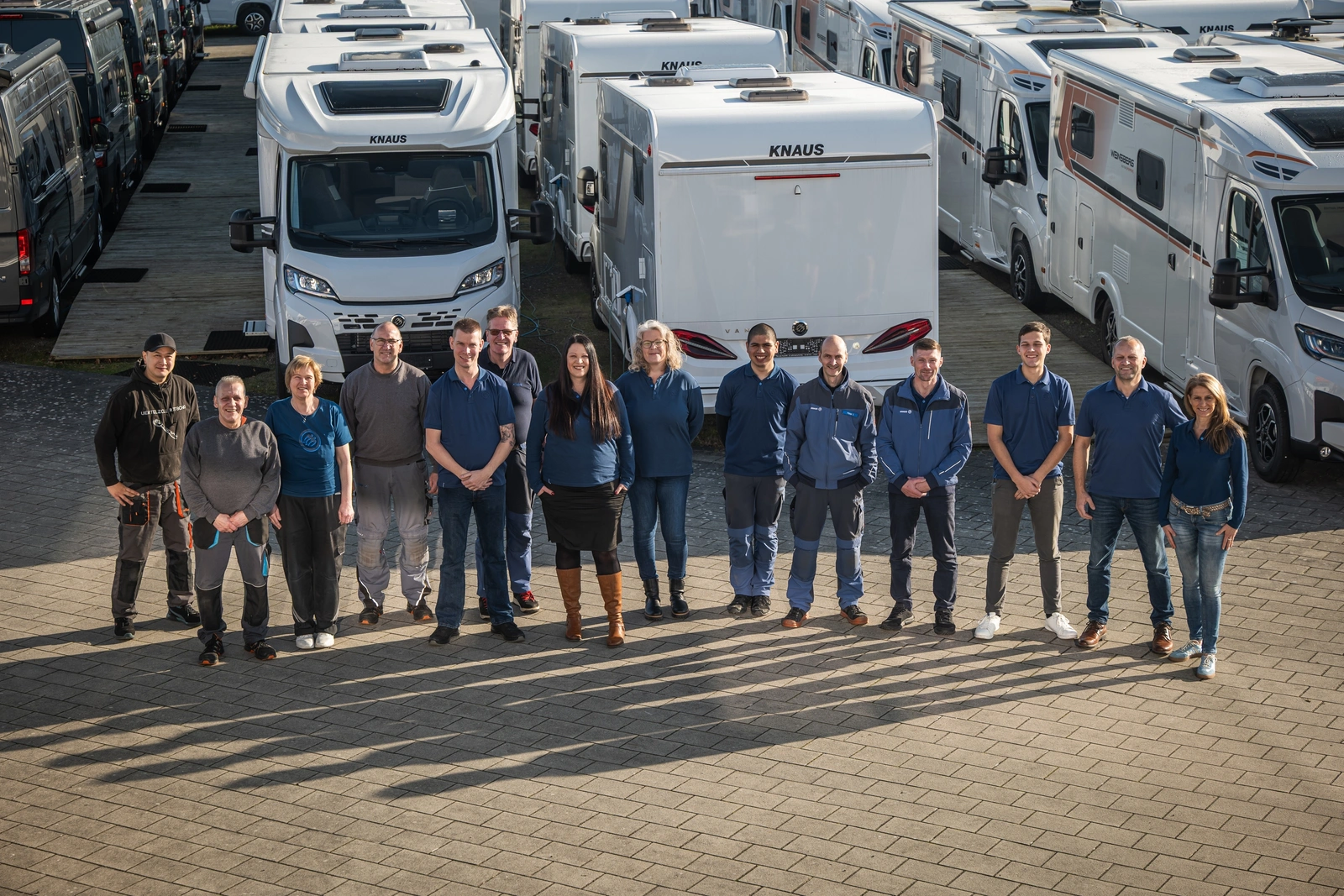Team von Caravan Daalmann zwischen den Reisemobilen