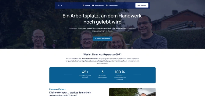 Karriereseite von Timm Kfz-Reparatur: vier lachende Mitarbeiter vor einer Hecke, darüber die Überschrift Ein Arbeitsplatz, an dem Handwerk noch gelebt wird. Darunter die Zahlen 45 Jahre Erfahrung im Kfz-Handwerk und ein 3 Mann starkes Werkstattteam.